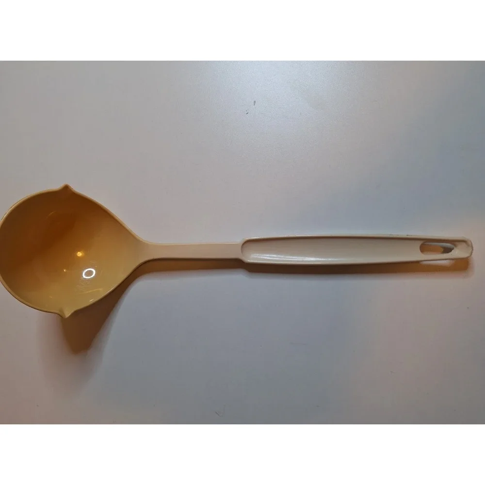Ekco Vintage Beige plastic kitchen ladle, made in USA dishwasher safe